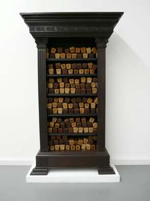 Выставка Общее дело. Проект в рамках основного проекта 53-й Венецианской биеннале современного искусства. Работа Шкаф с хлебом