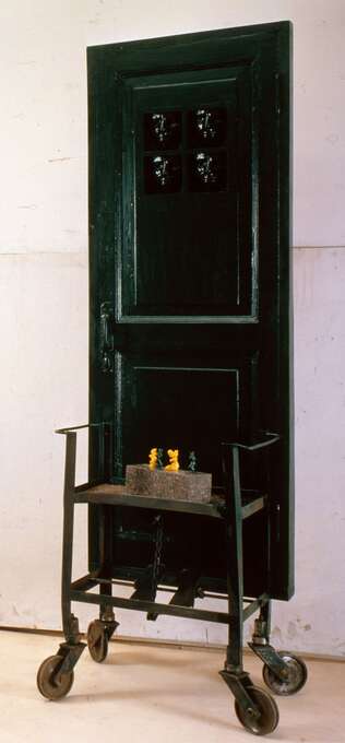 Игорь Макаревич. Зеленая дверь с четырьмя лицами на специальной подставке