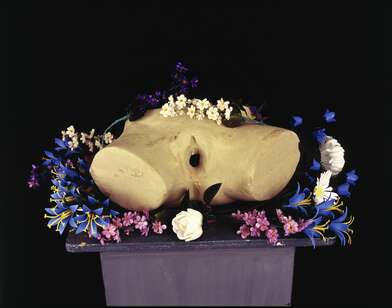 Выставка Девушки и смерть. Работа Из экспозиции «Девушки и смерть»