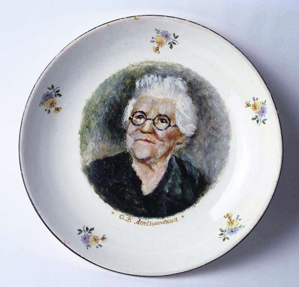 Elena Elagina. Artwork Plate with a portrait of O.B. Lepeshinskaya